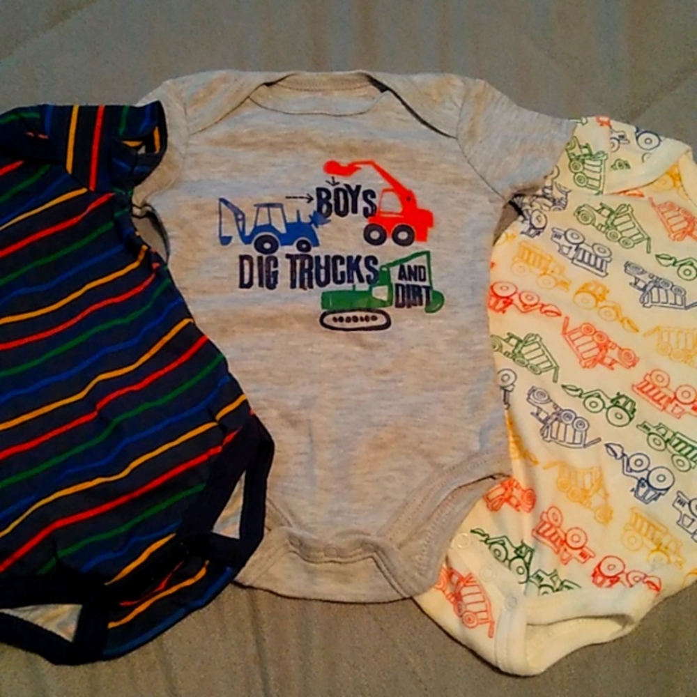 💙Boys Size 3-6 Months 3-Pack Never Worn Onesies
